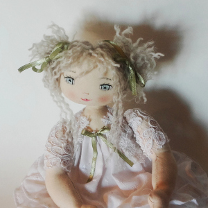 Patron de couture poup�e d'artiste en tissu - Mimosa